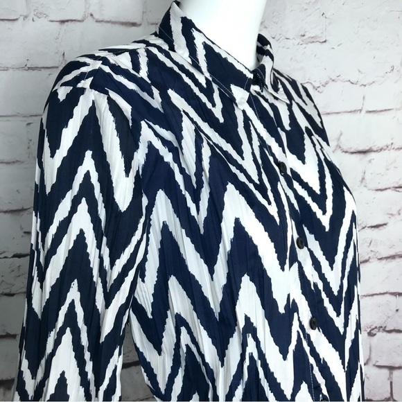 CHICO’S Navy & White Chevron crinkle coverup shirt Medium blouse Chico’s Size 1 - Picture 4 of 13